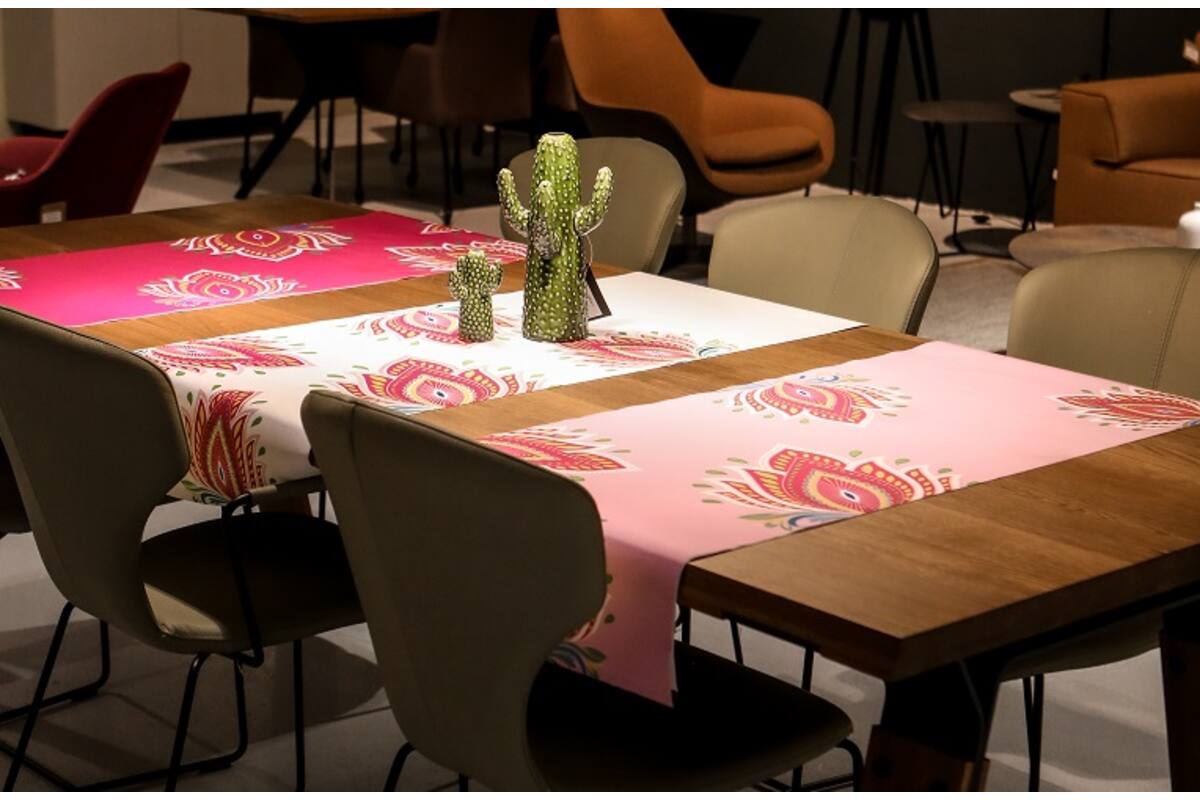 Sticky 245 FR, +/- 245 g/m2
For subli transfer
Knitted display fabric with one-sided anti-slip coating
3,20 x +/- 50 m