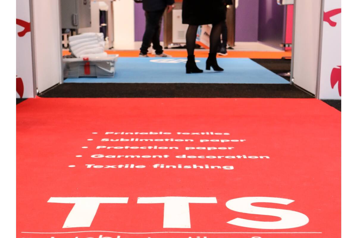 Carpet Non-Woven with anti-slip backing FR, +/- 1.000 g/m2
For subli transfer
+/- 300 g/m2 100% PES non-woven with +/- 700 g/m2 flexible anti-slip gelfoam backing
3,20 x +/- 25 m