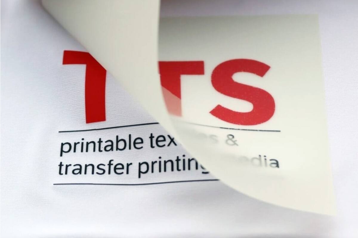 Polyester transfer film HCS100/2-HPv3
Instant Hot-Peel, two sides matt, 50x70 cm
10.000 sheets in bulk packaging/pallet