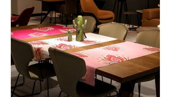 Sticky 245 FR, +/- 245 g/m2
For subli transfer
Knitted display fabric with one-sided anti-slip coating
3,20 x +/- 50 m