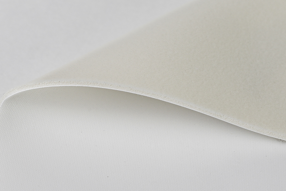 Floor Vinyl Whiteback 1000 FR, +/- 1000 g/m2
For UV and Latex
92% PVC and 8% Polyester, Slip resistance class R11
3,20 x +/- 25 m